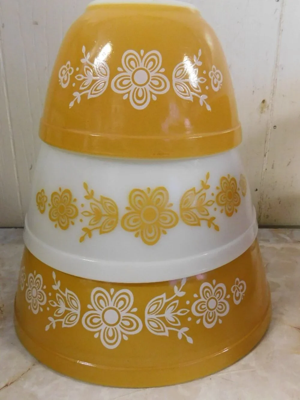 Pyrex Butterfly Gold 3 pc Nesting Mixing Bowl Set